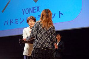 潮田さんから直接プレゼントしている様子