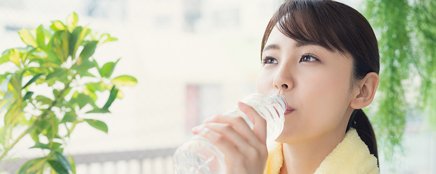喉が渇く前に飲む！「正しい水分補給」を実践しよう