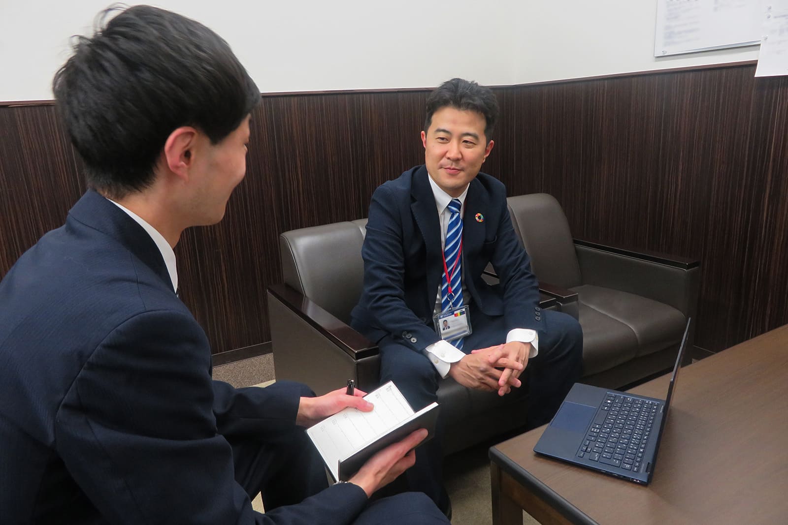 部下と会話する様子