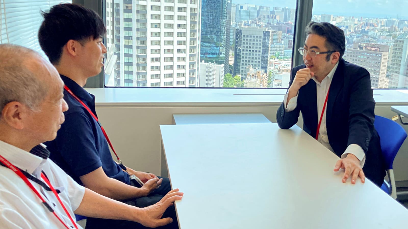 部下と話す様子