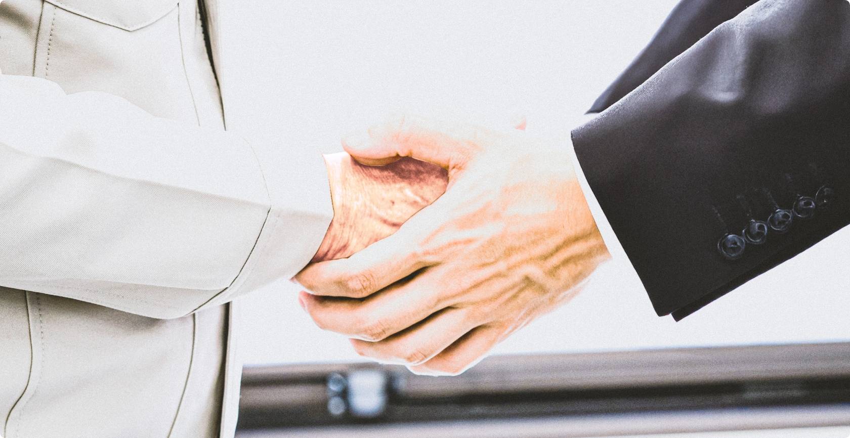 地域社会と企業を支えるかんぽ生命のビジュアル